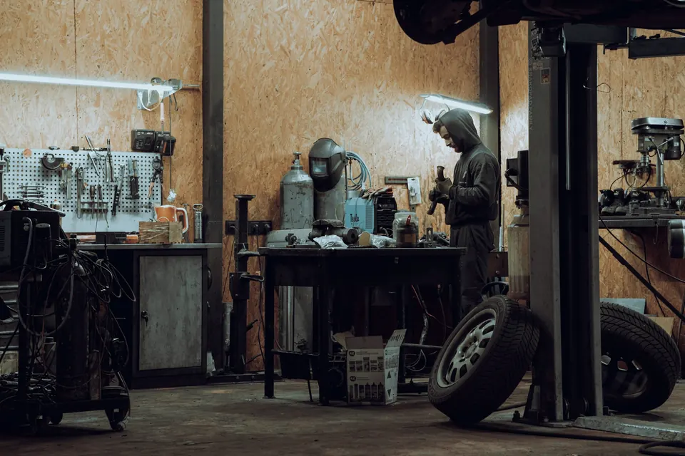 Mecánico trabajando en un taller